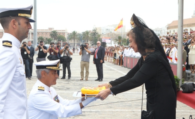 Su Majestad la Reina hace entrega de la Bandera al comandante del "Juan Carlos I"